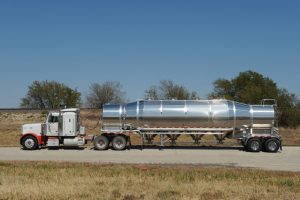 Pneumatic Vacuum Tank Trailer Side with Tractor